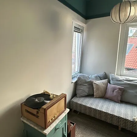 Villa Westerstraat, Cozy Beachside Getaway With Sauna, Outside Area And Parking Spot